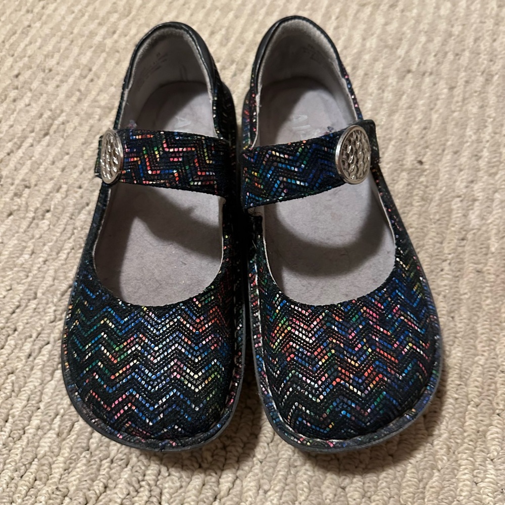 Alegria Mary Jane size 35. Velcro closure. Multi color.